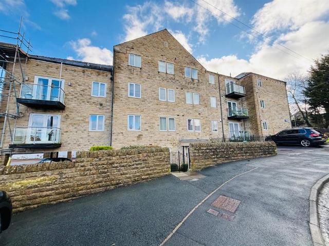 Flat for sale in Greengates, West Yorkshire