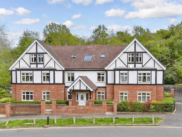 Flat for sale in London Borough of Croydon, Kenley
