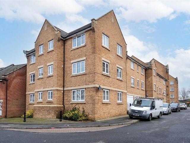 Flat for sale in Dunstable, Bedfordshire