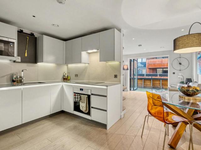 Flat for sale in Hoxton, Greater London