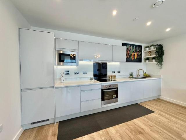 Flat for sale in Hayes, Greater London