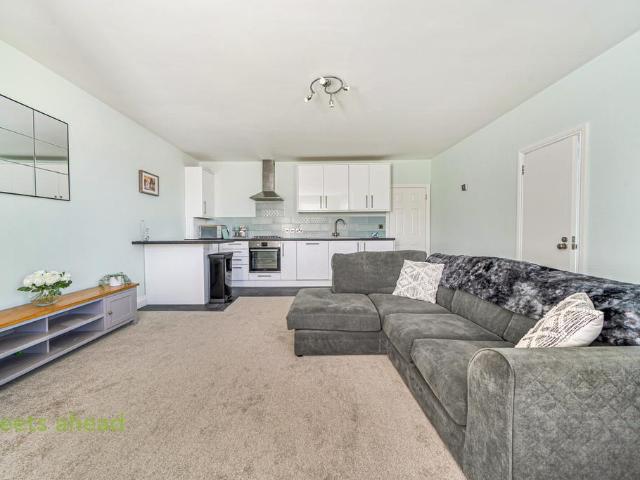 Flat for sale in London Borough of Croydon, Upper Norwood