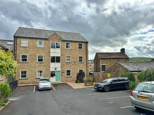 Flat for sale in Whitfield, Charlesworth