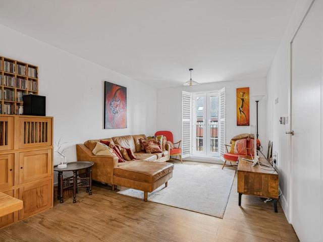 Flat for sale in Red Hill, Surrey