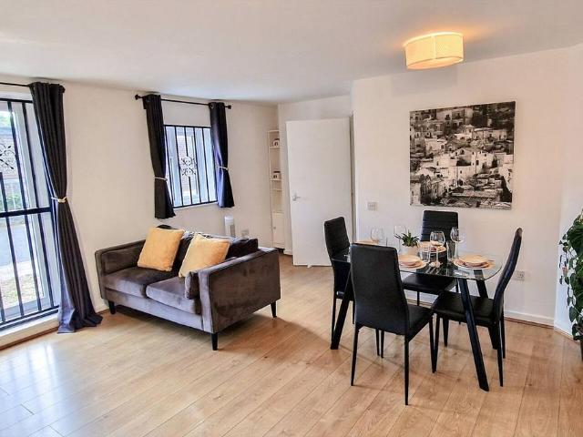 Flat for sale in Glyndon, Plumstead