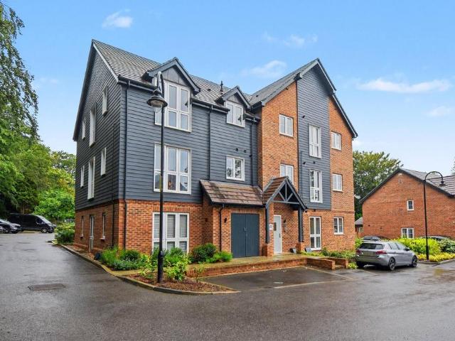Flat for sale in Heol-las, Surrey