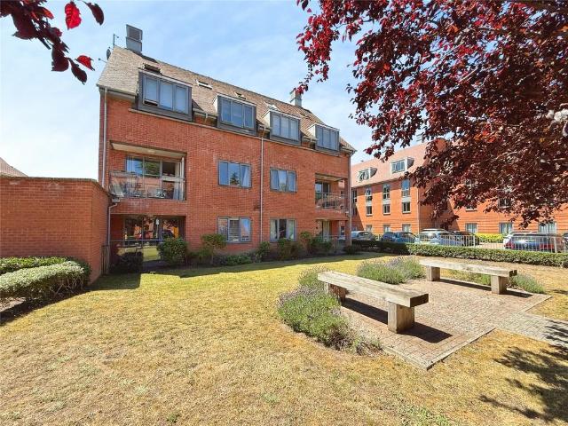 Flat for sale in Heol-las, Surrey
