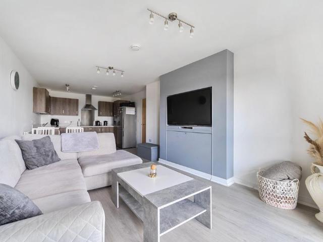 Flat for sale in South Hornchurch, Greater London