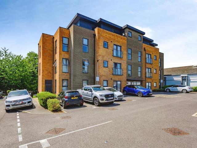 Flat for sale in Pouchen End, Hertfordshire