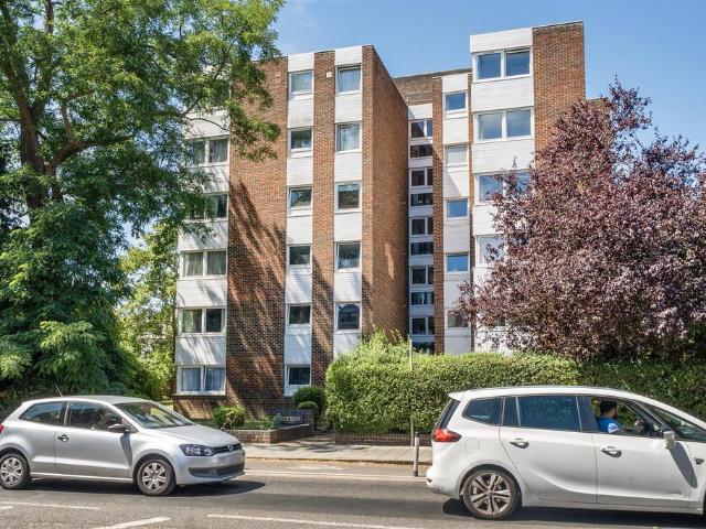 Flat for sale in Surbiton, Greater London
