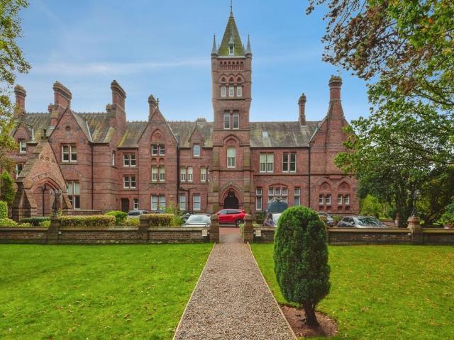 Flat for sale in Woolton, Liverpool