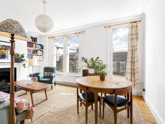Flat for sale in Lower Clapton, Greater London