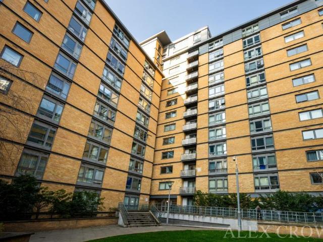 Flat for sale in London Borough of Ealing, Park Royal