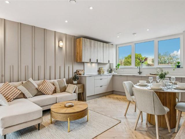 Flat for sale in London Borough of Merton, Cat Hill