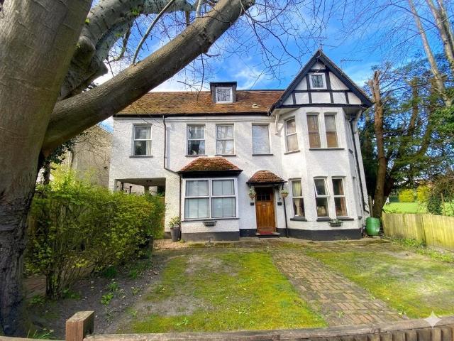 Flat for sale in Heol-las, Surrey