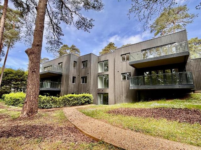 Flat for sale in Heol-las, Surrey