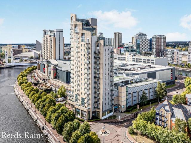 Flat for sale in Salford Quays, Salford