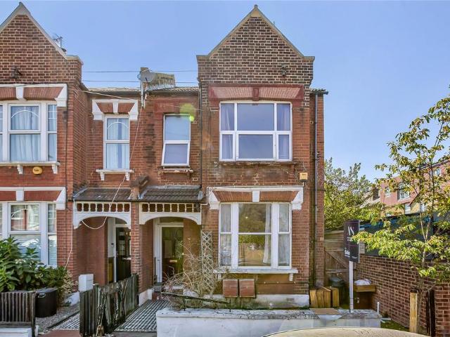 Flat for sale in Furzedown, Greater London