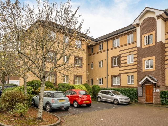 Flat for sale in Crew's Hole, Bristol
