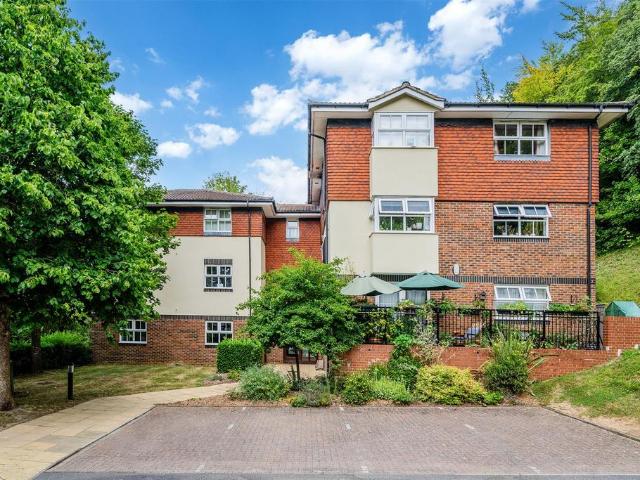 Flat for sale in Red Hill, Surrey