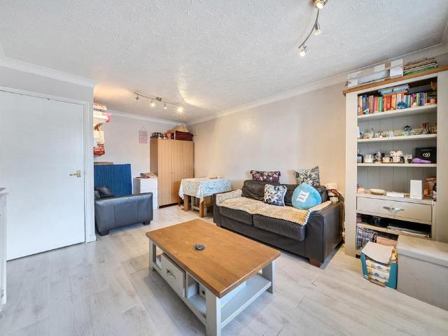 Flat for sale in London Borough of Lambeth, Greater London