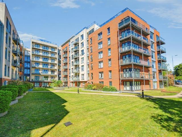 Flat for sale in Highfield, Pouchen End