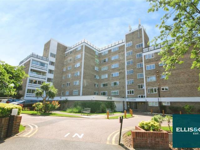 Flat for sale in Brent Cross, Greater London