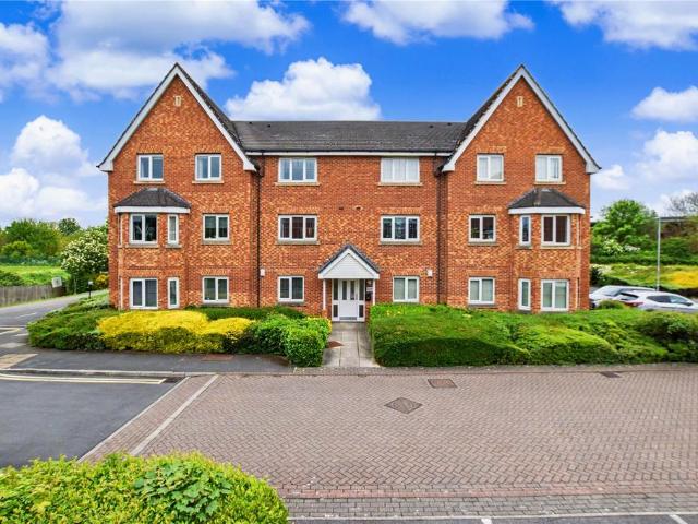 Flat for sale in Farsley, West Yorkshire