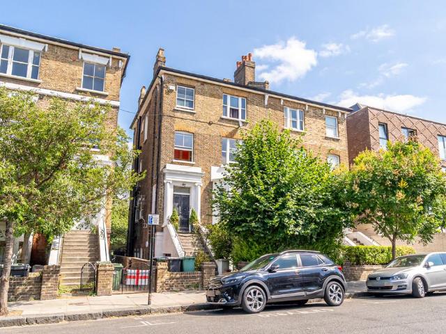 Flat for sale in Kentish Town, Greater London