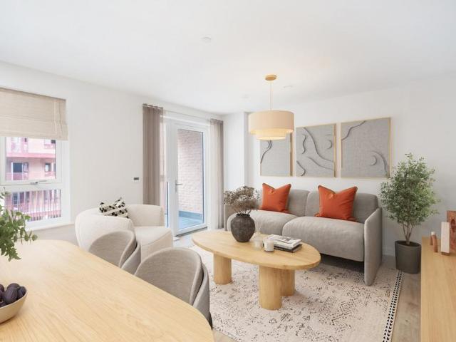 Flat for sale in London Borough of Hounslow, Greater London