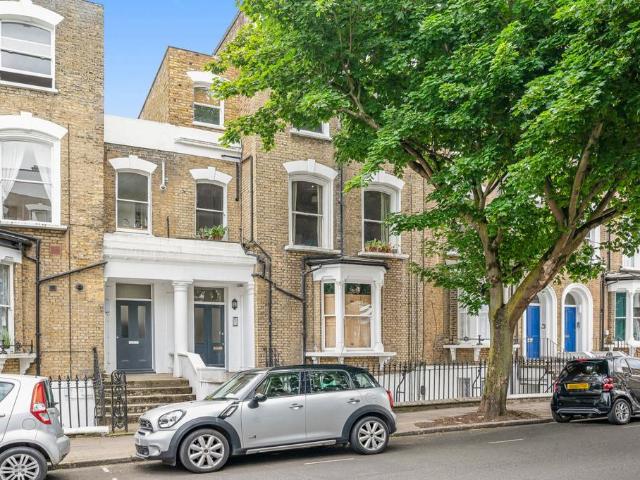 Flat for sale in Highbury, Greater London