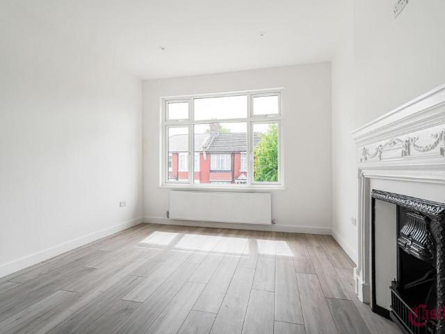 Flat for sale in Palmers Green, Greater London
