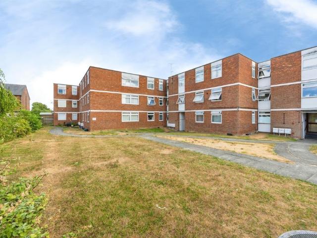 Flat for sale in Aylesbury, Buckinghamshire