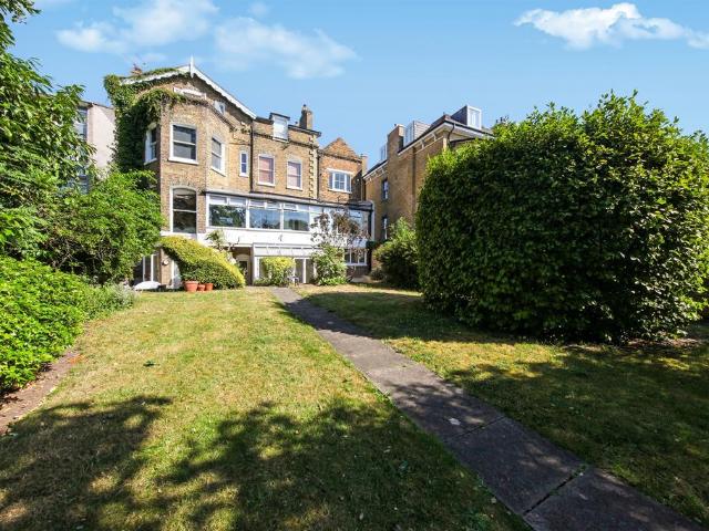 Flat for sale in Peckham, Greater London
