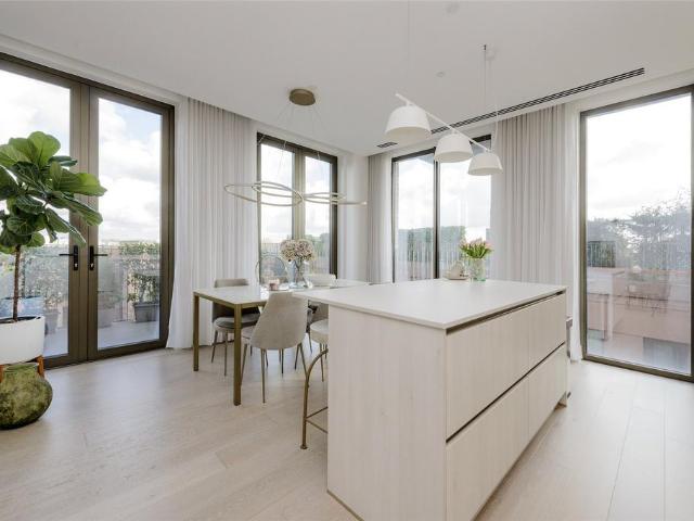 Flat for sale in Maida Hill, Greater London