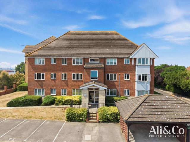 Flat for sale in Badgers Dene, Grays