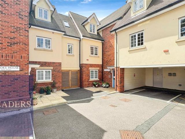 Flat for sale in Chipping Hill, Essex