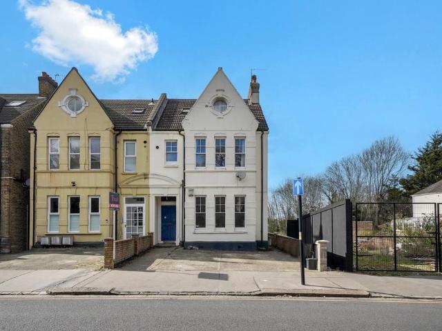 Flat for sale in London Borough of Croydon, Greater London
