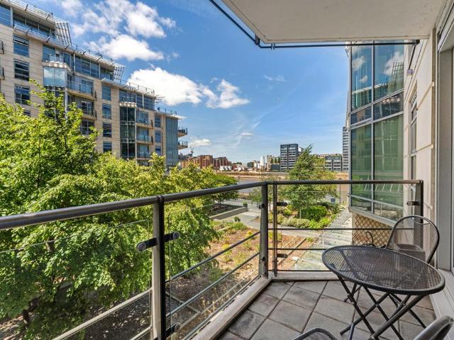 Flat for sale in Wandsworth, Greater London