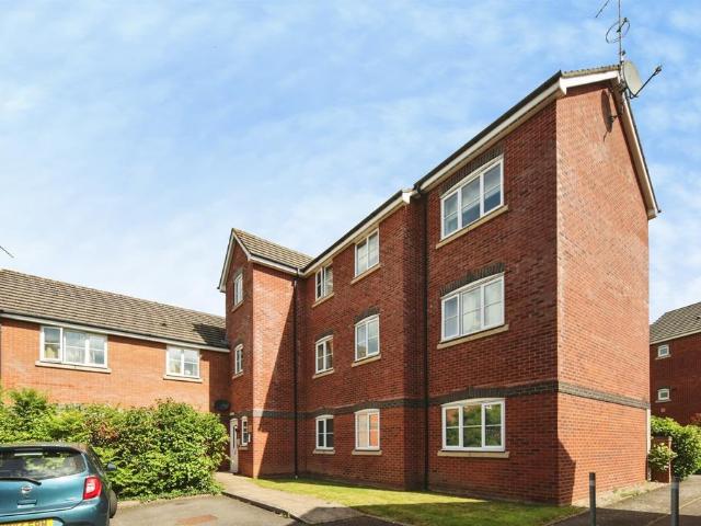 Flat for sale in Green Close, Warwickshire