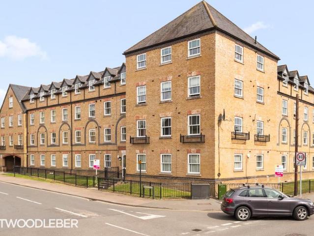Flat for sale in Kings Hill, Colliers End