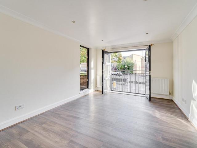 Flat for sale in Archway, Greater London