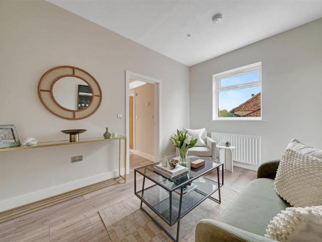 Flat for sale in London Borough of Hounslow, Hanworth