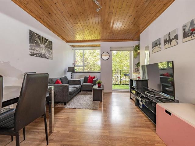 Flat for sale in London Borough of Wandsworth, Greater London