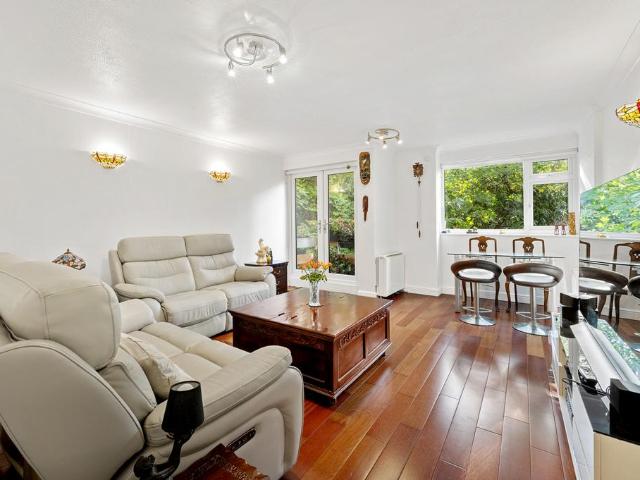 Flat for sale in Surbiton, Greater London