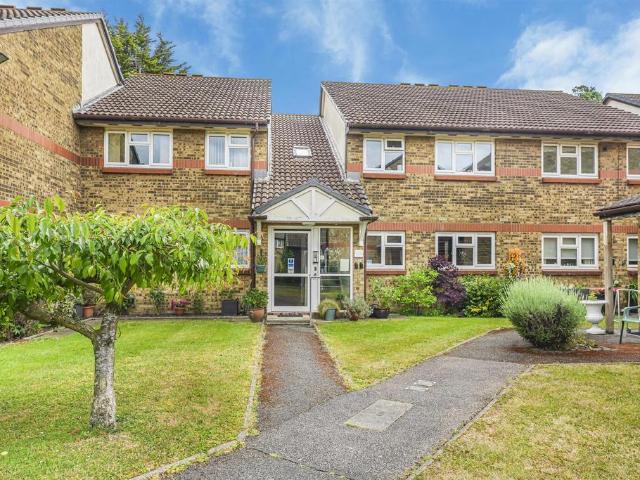 Flat for sale in Chingford, Greater London