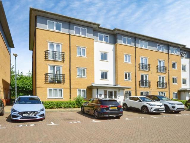 Flat for sale in Batchworth, Hertfordshire