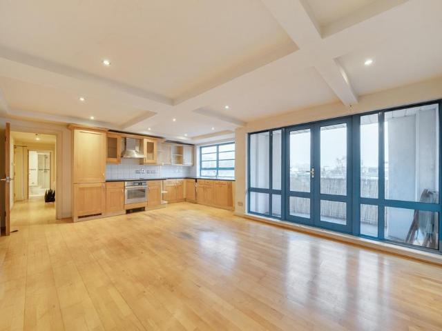 Flat for sale in Royal Borough of Greenwich, Greater London