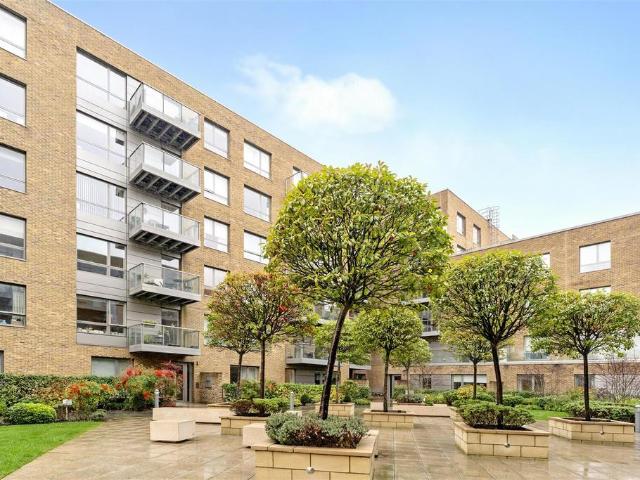 Flat for sale in Hornsey, Greater London