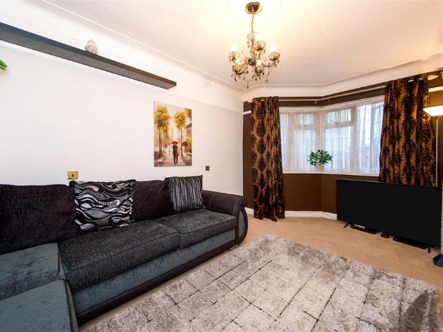 Flat for sale in Kingsbury, Greater London
